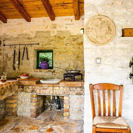 Charmant Fantastically Positioned Enjoy Uninterrupted Views